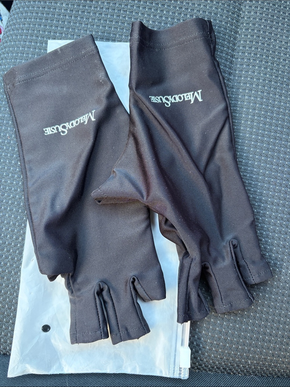 Melody Susie UV gloves for nails